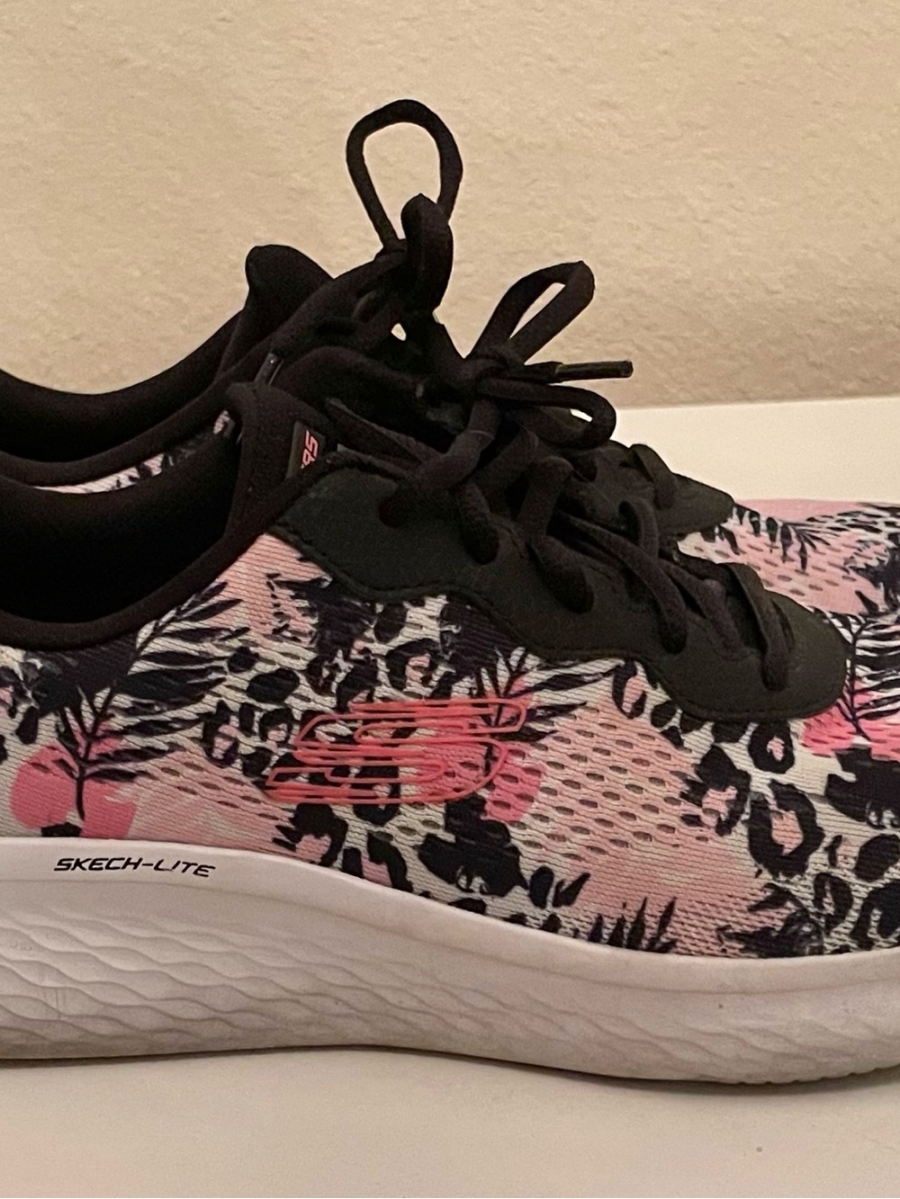 Sketchers Women's Pink and Black Floral Athletic Sneakers Sz 9M